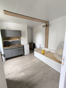 Photo de galerie - Réalisation d'un studio dans une grange rénovée, impliquant menuiserie, utilisation de plaques de plâtre, OSB3, installation du sol, électricité, plomberie et travaux d'aménagement.