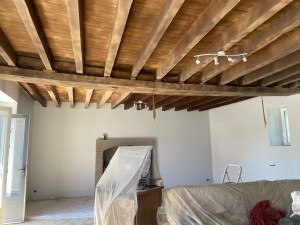 Photo de galerie - Application de peinture sur plaque de plâtre neuf avec application de Lazure sur un plafond bois