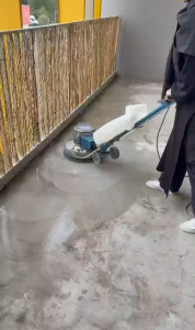 Photo de galerie - Nettoyage professionnel des sols avec monobrosse. Résultat impeccable sur tous types de surfaces : carrelage, marbre, parquet. Intervention rapide et soignée.