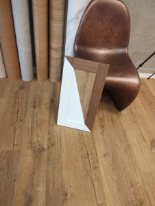 Photo de galerie - Porte de placard relookée par recouvrement de vinyle architectural (le fauteuil derrière aussi à été 