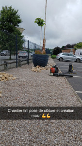 Photo de galerie - Création massif plus pose de clôture 
