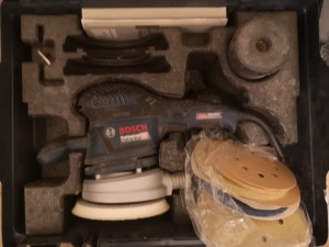 Photo de galerie - Ponceuse excentrique filaire bosch, plateau de 125 et 150mm, et son jeu de disques abrasifs.