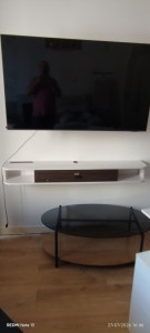 Photo de galerie - Table en verre et meuble TV.