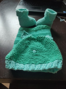 Photo de galerie - Kit pour bébé au tricot, chausson, bonnet et couvre carnet de santé, 100% coton