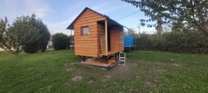 Photo de galerie - Réalisation d'une cabane de 10m2 quasi autonome en isolation avec porche , lit mezzanine et fenêtres double vitrage. 