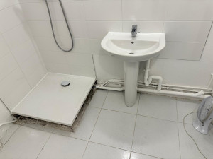 Photo de galerie - Installation d’un lavabo avec receveur de douche 