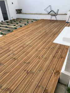 Photo de galerie - Terrasse en pin sur plots 