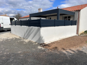 Photo de galerie - Création d’un mur de clôture avec enduit de finition et pose de Clostra pvc