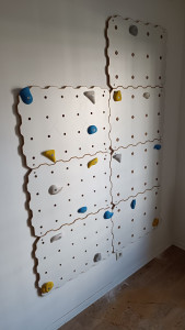 Photo de galerie - Installation d'un mur d'escalade de plusieurs mettres carrés, pour enfants 
