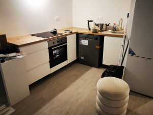 Photo de galerie - Pose cuisine + montage des meubles / éléments bas + évier à mesure du plan + plaque de cuisson a mesure du plan - mise en eau, raccordement eau + plomberie / évacuation des déchets - tarif pose 700€ 