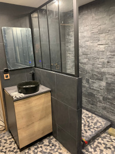 Photo de galerie - Meuble salle de bain lavabo raccordement eau et évacuation. Miroir lumineux sensitif. Pare-douche.