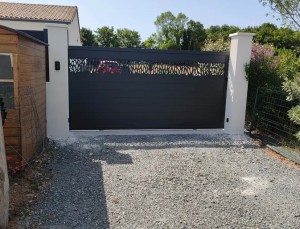 Photo de galerie - Pose d’un portail coulissant avec motorisation 
