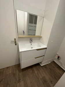 Photo de galerie - Pose du meuble du casque + miroir 