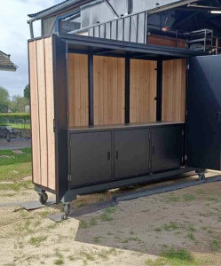 Photo de galerie - Création d’une cuisine extérieur structure en acier et bardage en bois Douglas prix 3500 euros 