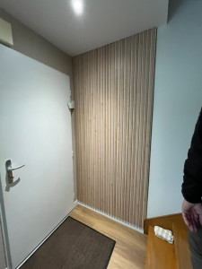 Photo de galerie - Pose de panneaux tasseaux, bois dans une entrée