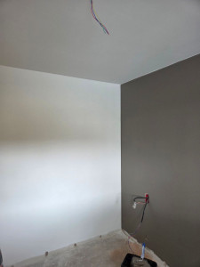 Photo de galerie - Rénovation d'une chambre avec mur couleur.
