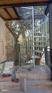 Photo de galerie - Une escalier b fabriqué monter