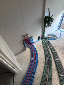 Photo de galerie - Plomberie maison neuve per , nourrice collecteurs , bac de douche , chauffe eau thermodynamique, wc suspendu, robinetterie 