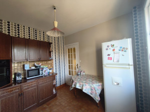 Photo de galerie - Rénovation d'une cuisine avec peinture et tapisserie afin de redonner un coup de jeune et de peps à cette pièce