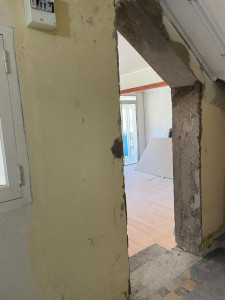 Photo de galerie - Ouverture sur mur porteur sous un escalier + reprise en sous oeuvre (linteau en oblique + tableaux) 