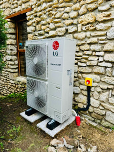 Photo de galerie - Installation du groupe extérieur d'une pompe à chaleur air/eau