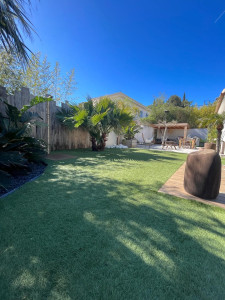 Photo de galerie - Pose du gazon synthétique , création de la terrasse en bois cumaru autour du bassin. création de la douche en bambou , création des espaces plantation et plantation des végétaux , création de la palissade en bois 