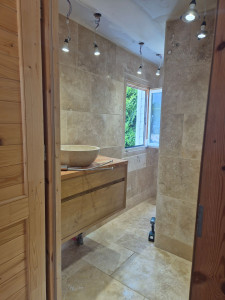 Photo de galerie - Creation salle de bain travertin et douche à  l'italienne