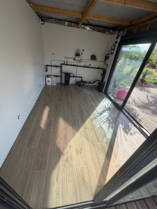 Photo de galerie - Carrelage type parquet local piscine 