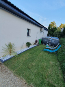 Photo de galerie - Gazon poser il y a 3 semaines avec le petit massif de fleur à gauche 