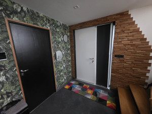 Photo de galerie - Pose de plaquettes de bois et de tapisseries