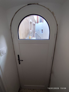 Photo de galerie - Changement de porte d'entrée cintrée dans maison de village 