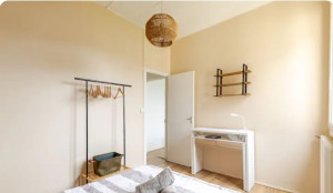 Photo de galerie - Cette chambre a été repensée avec une approche minimaliste.
L’objectif de cette rénovation : créer une atmosphère cosy, épurée et fonctionnelle, où chaque détail a été pensé pour équilibrer esthétique et praticité.