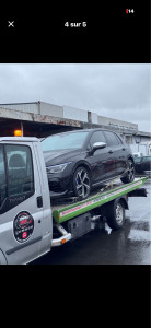 Photo de galerie - Transport d’un véhicule effectué sur plateau. Véhicule chargé, sanglé et sécurisé correctement pour un remorquage en toute sécurité. Dépannage, remorquage et transport de véhicules courte et longue distance.