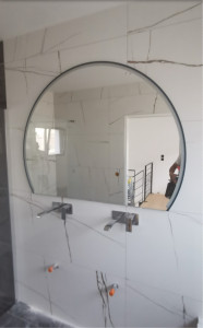 Photo de galerie - Montage de miroir et des robinets 