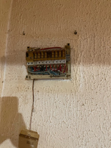 Photo de galerie - Dépose tableau non conforme 