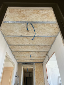 Photo de galerie - Création de cloison, pose de porte création de faux plafond avec isolant. Pose de Placo, bande à joint, plâtrerie, ponçage, peinture en finition.