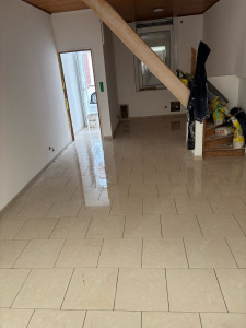 Photo de galerie - Réalisation d’une pose de carrelage d’une maison.   Pose en quinconce (45x45) 