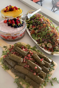 Photo de galerie - Salade fattouche / feuilles de vigne / desserts aux fruits 