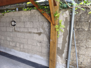 Photo de galerie - Déplacement de luminaires extérieur sur mur parpaings, suite a modification infrastructures annexes. Rebouchage maçonnerie.