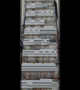 Photo de galerie - Madame, Monsieur, veuillez trouver ci-dessus une de mes réalisations de tableaux électriques finalisé avant de mettre le coffret d’habillage et d’effectuer les tests électriques nécessaires, tout en respectant les normes électriques.