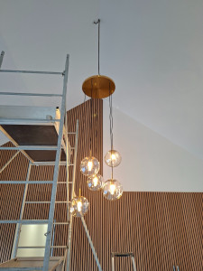 Photo de galerie - Pose d'un lustre.