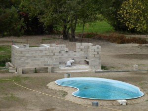 Photo de galerie - Maconnerie - création complète d'un pool house en parpaing