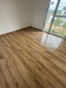 Photo de galerie - Pose carrelage imitation parquet + plinthes, bureau 