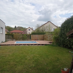 Photo de galerie - Terrasse en composite avec une structure en lambourde bois exotique sur plots 