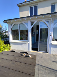 Photo de galerie - Peinture boiserie d'une véranda (poutres, lucarne et dessous de toit) après 