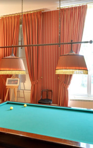 Photo de galerie - Doubles rideaux  pour salle de billard  demeure de prestige