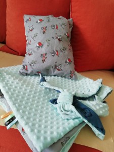 Photo de galerie - Couverture minky coton oeko-tex. Oreiller et doudou. 