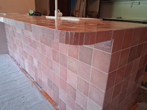 Photo de galerie - Finitions carrelage îlot de cuisine 