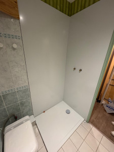 Photo de galerie - Douche avec panneau aluminium