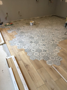 Photo de galerie - Pose bi-carrelage (imitation parquet et carreaux de ciment exagonale) dans maison ancienne